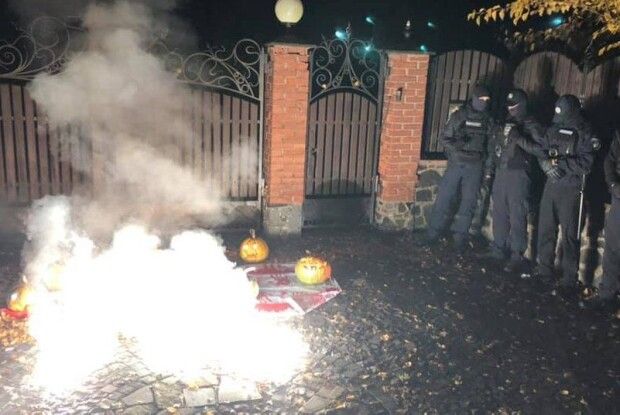 До помешкання судді КСУ з Волині принесли гарбузи