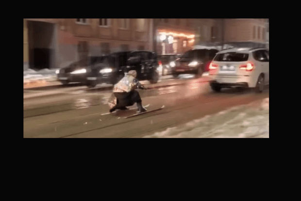 Ухилянт від призову переодівся в бабусю і катався на лижах центром Львова (Відео)