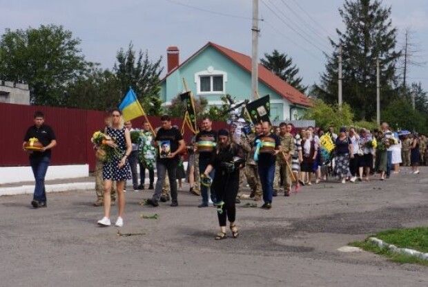 На Дубенщині сотні людей прийшли попрощатися з вбитим на війні Героєм 