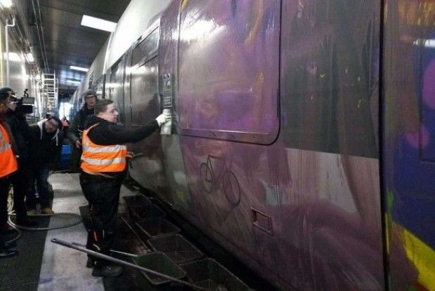 Вандали влаштували погром електрички