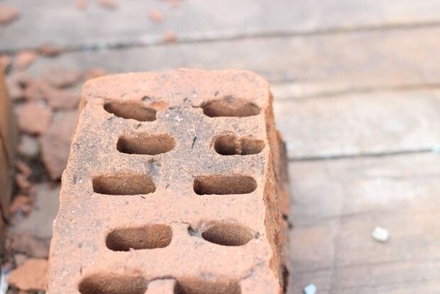 Використали цеглу: у Рожищі хтось провчив водія, який неправильно припаркувався