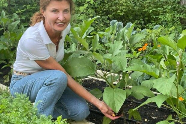 Марина Порошенко показала город та розповіла, навіщо чорнобривці між грядкамии