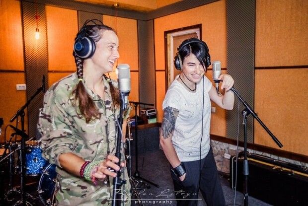 Анастасія Приходько заспівала у проекті #ПісніВійни із військовим парамедиком Дар’єю Зубенко