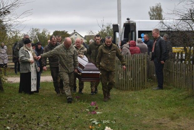 На Волині навколішки прощалися з 35-річний Героєм (Фото)