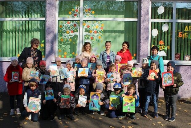 Луцькі першокласники по самісінькі вуха закохалися в бібліотеку (фото)