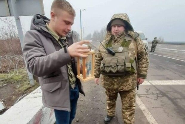 Пластуни з Рівненщини організували передачу Вифлиємського Вогню Миру на фронт