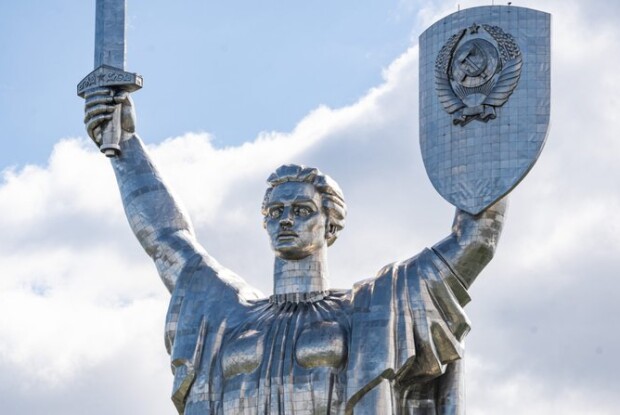 В «Дії» завершилося опитування щодо радянського тризуба на щиті «Батьківщини-матері»: за що проголосували українці