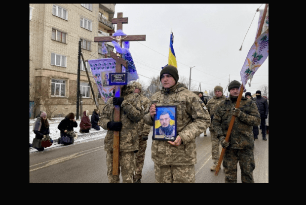 Люди ставали на коліна, проводжаючи в останню путь воїна-поета (Фото)