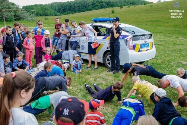 Рівненська поліціянтка дала хлопчакам майстер-клас із віджимання (фото)