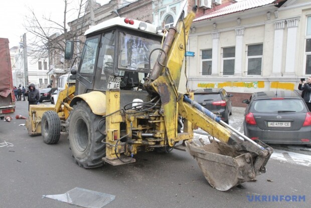 В центрі Дніпра у трактора відмовили гальма – «зім’яв» більше 10-ти автівок (фото)