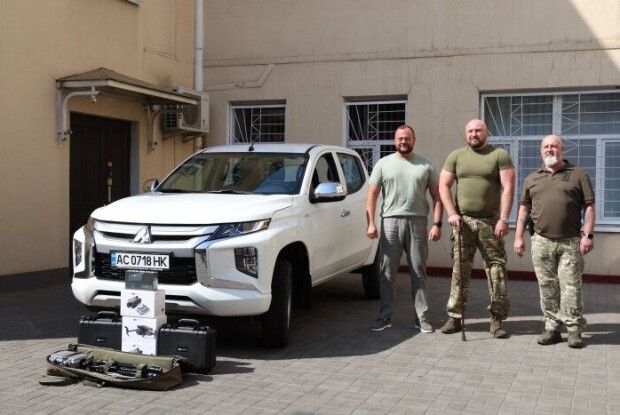 Волинським захисникам передали позашляховик, дрони та причеп для вивезення транспорту із зони бойових дій