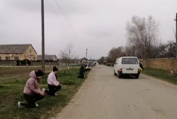На Рівненщині на колінах зустріли тіло загиблого на війні бійця (Фото)
