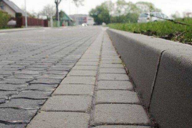 Молодики серед міста вирвали дорожній бордюр і винесли на проїжджу частину