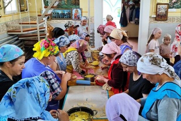 Рекорд? Господині волинського села зліпили 3000 вареників для ЗСУ