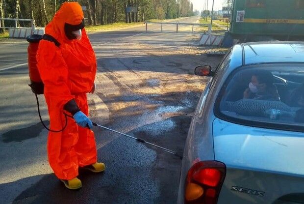 На в’їзді у Вараш автівки кроплять, неначе колорадських жуків (Фото)