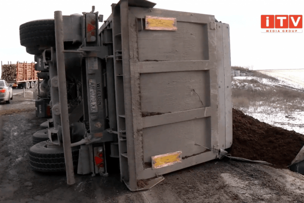 Підрізало зустрічне авто: відомі деталі ДТП із вантажівкою поблизу Рівного