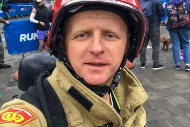 Волинський рятувальник в бойовому одязі подолав 42 кілометри під час Марафону Незламності