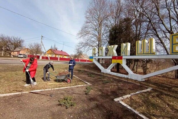Діти прихорошили в’їзний знак у Рожище (Фото)