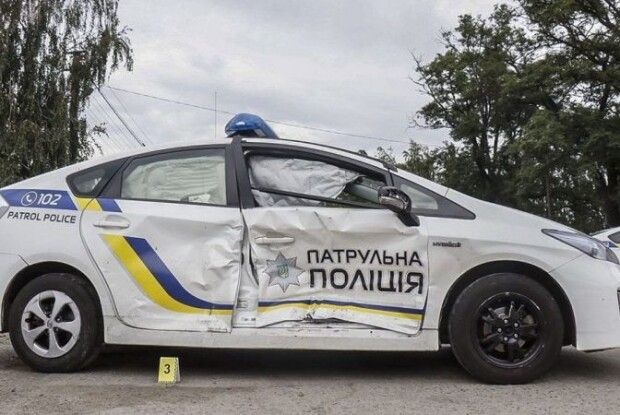 У Луцькому районі чоловік кувалдою пошкодив автомобіль поліції