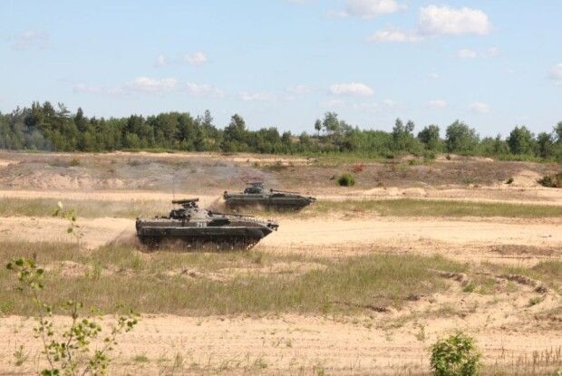 Білорусь стягує до кордону з Україною танки, польові кухні та перевозить солдатів 