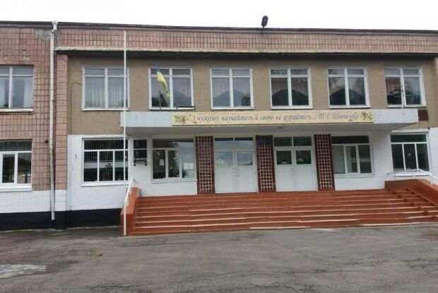 Біля Луцької школи підрізали чоловіка