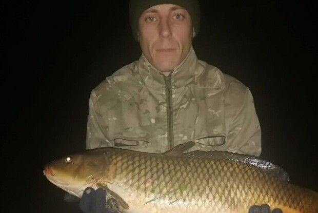 Волинянин витягнув зі Стиру семикілограмове рибище-коропище (Фото)