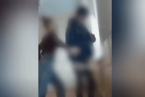 У школі на перерві побилися учні: бійка потрапила на відео