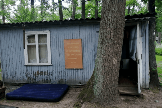 Двоє маленьких дітей провалились у вуличний туалет: старша дівчинка померла, а її брат – в реанімації
