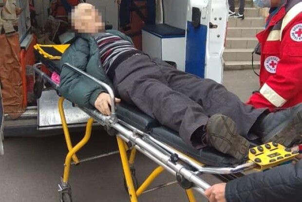 У Рівному патрульний врятував 84-річного виборця, який беркицьнувся просто на дільниці (Фото)