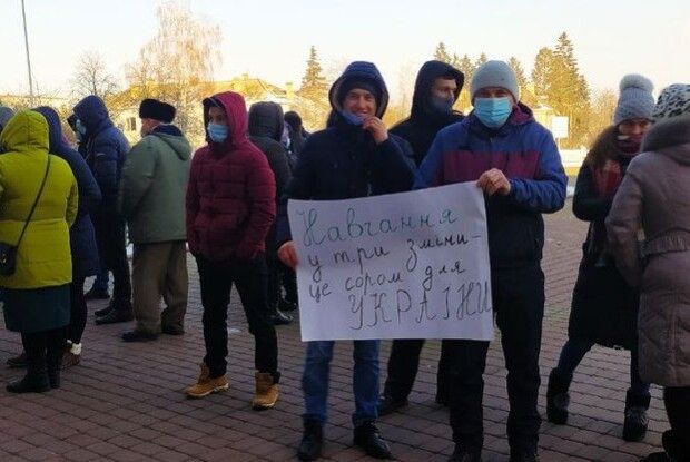 Батьки зі Стобихівки вимагають скасувати третю зміну і добудувати школу (Відео)