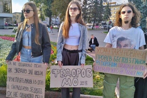 У Луцьку розпочали безстроковий мітинг проти відставки глави Міноборони Федорова (Фото)