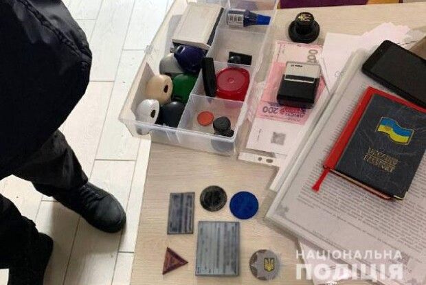 Злапали пані, яка по 800 гривень продавала фальшиві довідки про відсутність коронавірусу