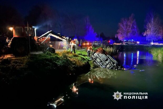 На Волині через п'яного керманича позашляховик опинився у ставку