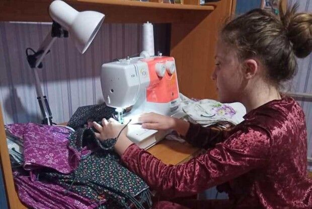 11-річна школярка пошила 2 тисячі захисних масок та безкоштовно подарувала їх людям