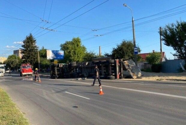 У Луцьку перевернулась вантажівка з зерном