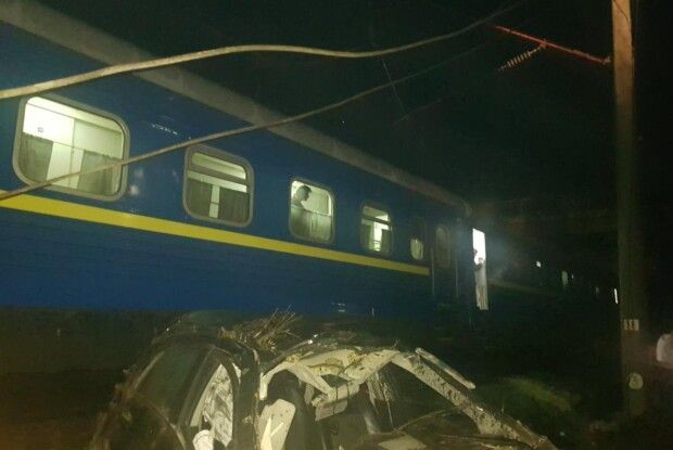 Автівка злетіла з мосту на залізничні колії