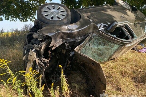 На Волині 18-річна водійка в'їхала в дерево – усі в авто постраждали