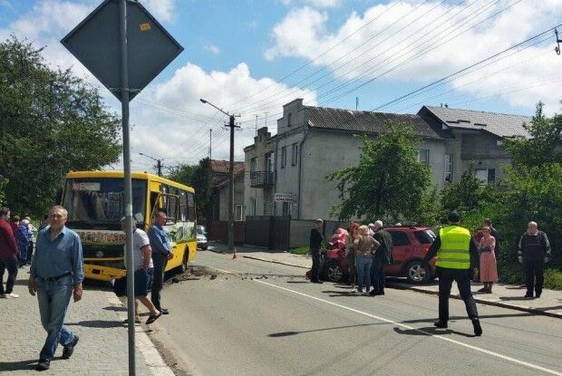 У результаті зіткнення автобуса з легковиком постраждало 8 людей