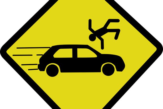 П’яна жінка збила 18-річного хлопця і викинула пляшку пива через вікно (Фото)