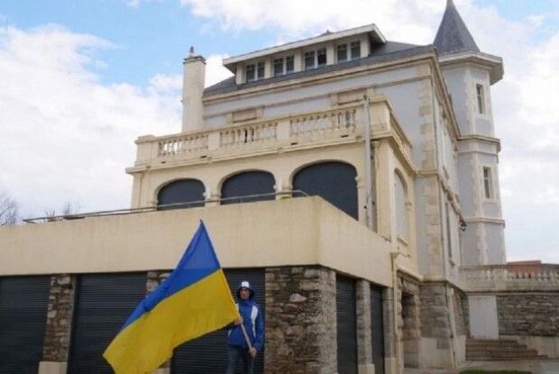 Французький активіст захопив віллу родички Путіна і має намір поселити на ній біженців з України (Відео)