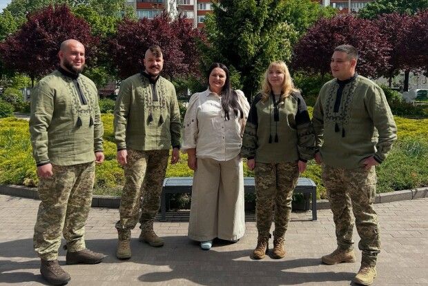 Уродженка Волині презентувала особливу вишиванку-оберіг для захисників