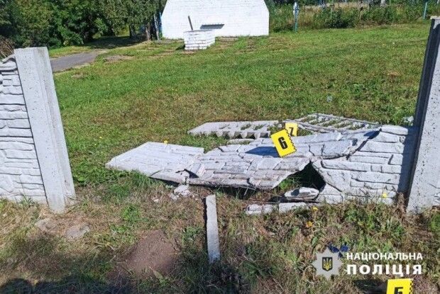 На Волині горе-водій врізався у чужий паркан і втік