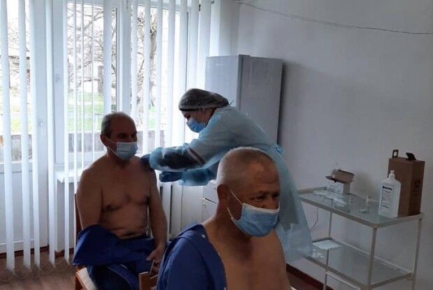 Старенькі з Луцького геріатричного пансіонату першими на Волині отримали щеплення вакциною Pfizer (Фото)