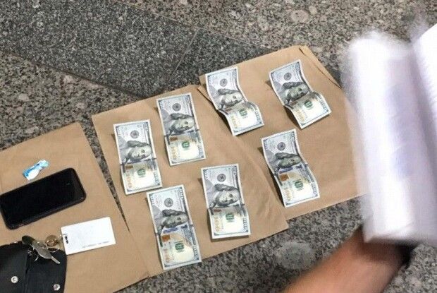 В Головному управлінні поліції Волині на гарячому злапали високопоставлену хабарницю: саме взяла «на лапу» чергові 700 «баксів» (Фото)