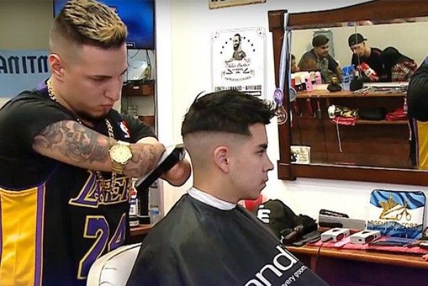 У перукаря немає… рук (Відео)