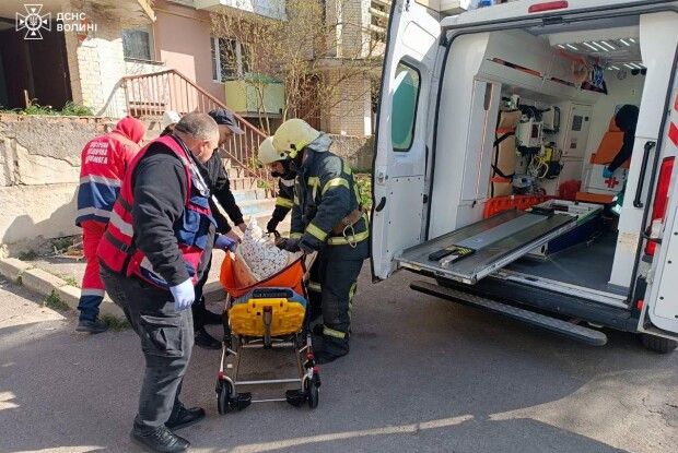 На Волині рятувальники змогли потрапити в приміщення із неходячою жінкою