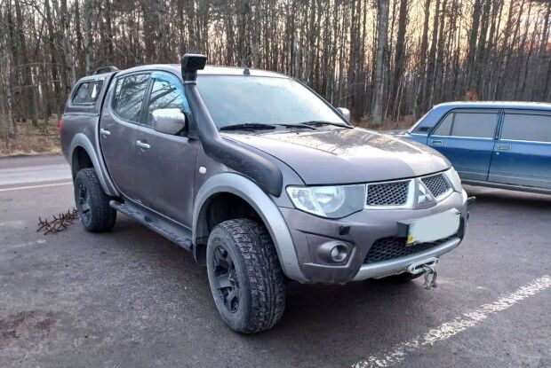 На блокпосту на Рівненщині зупинили повне бурштину авто (Фото)