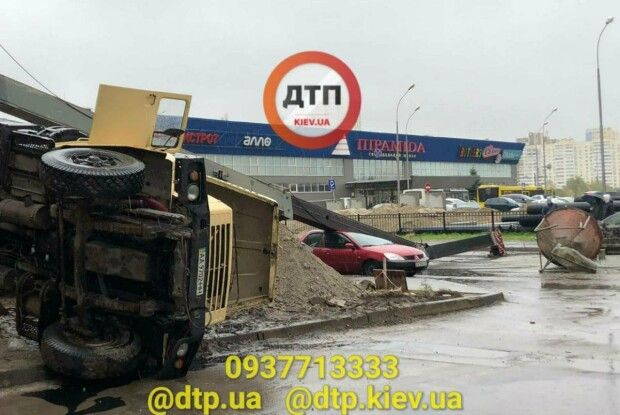 У Києві перекинувся будівельний автокран: розчавив легковика