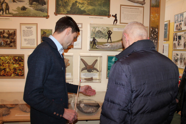 У Торчинській ОТГ очільника області дивували... бивнем мамонта