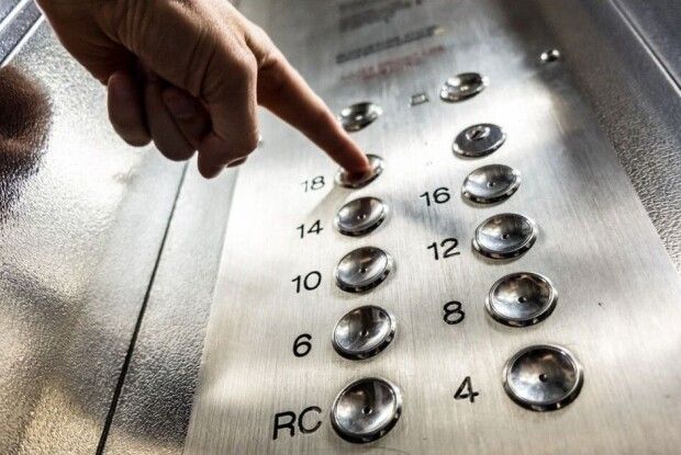 У луцьких багатоповерхівках вже понад два місяці не працюють 39 ліфтів